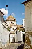 Evora - Tra i vicoli spunta la cupola della Parquia da S. 